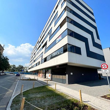Luxury Pearl With Parking Place In Holesovice Praag Buitenkant foto
