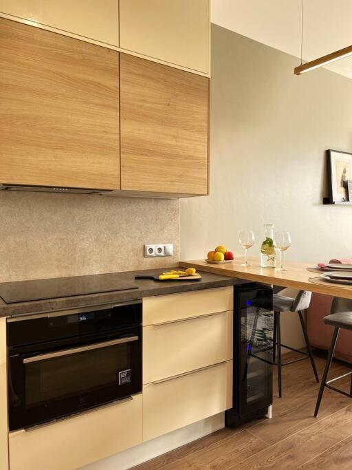 Luxury Pearl With Parking Place In Holesovice Praag Buitenkant foto
