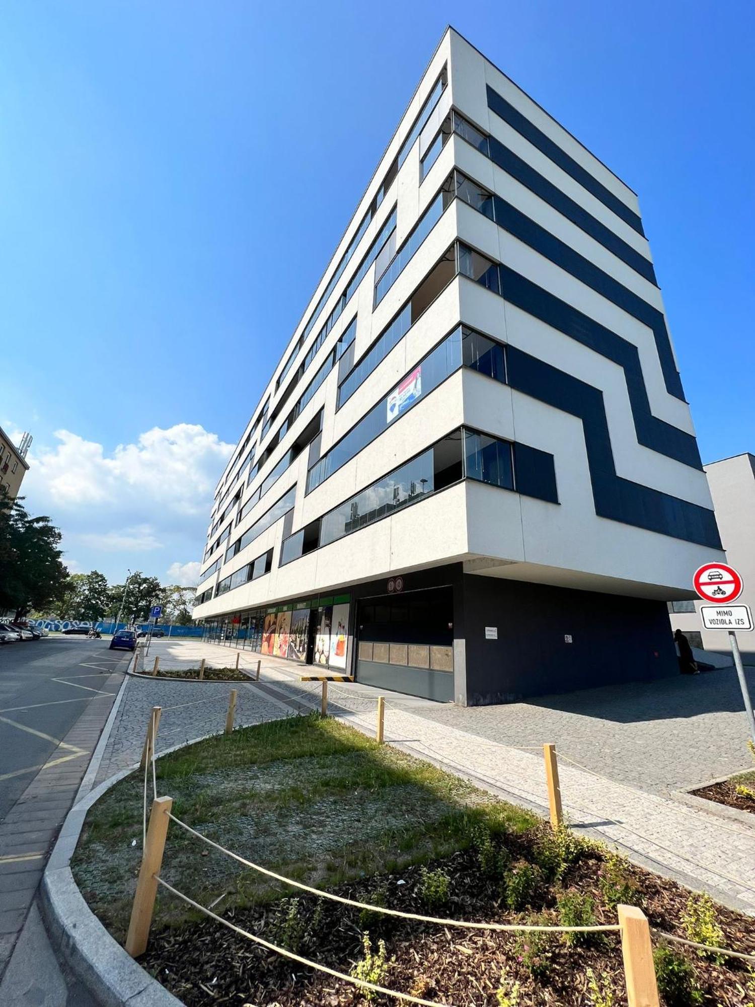 Luxury Pearl With Parking Place In Holesovice Praag Buitenkant foto